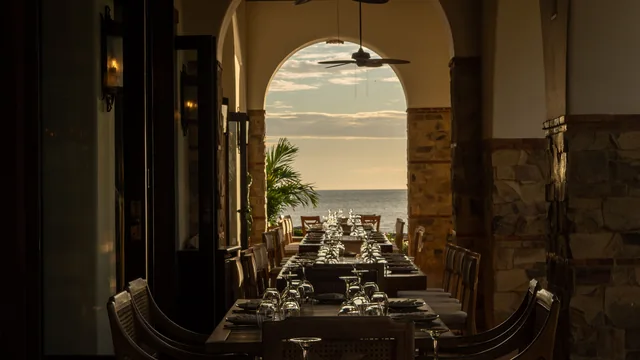 An ocean-view dining table at La Finca y El Mar